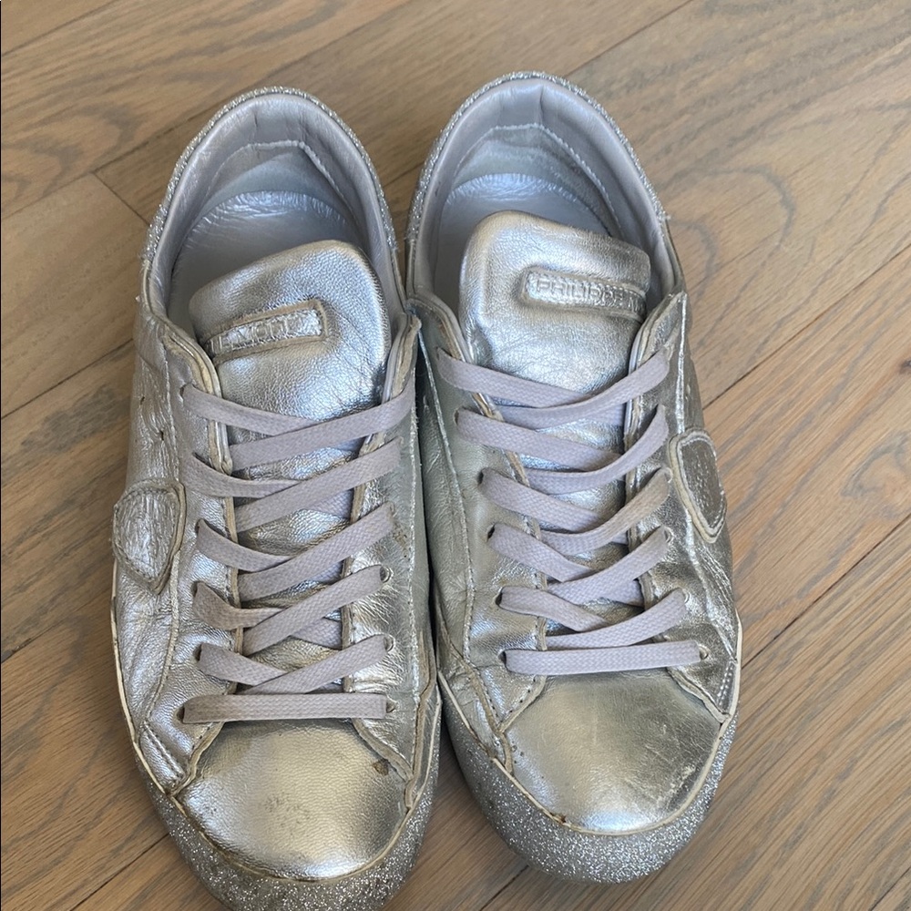 Phillips model Silver Sneakers Metallic Shine